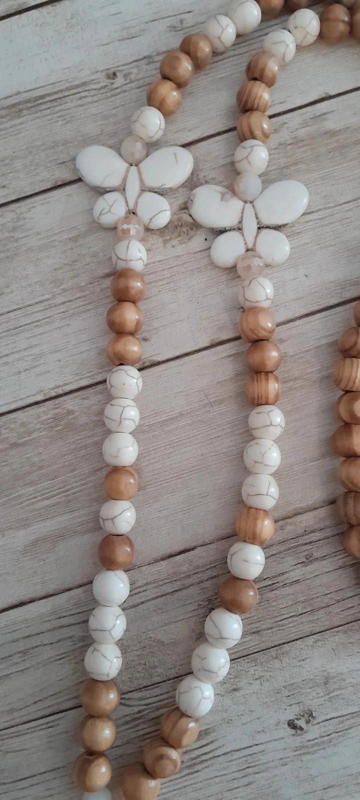 Collar largo, perlas y mariposas, beige y crema – photo 4